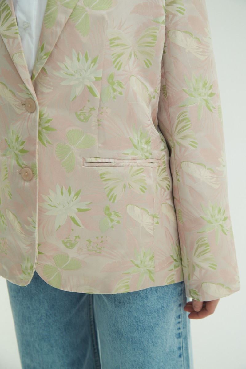 Saco rosa sastrero recto de jacquard satinado con hombreras, solapa con cruce recto y botones tornasolados. 
