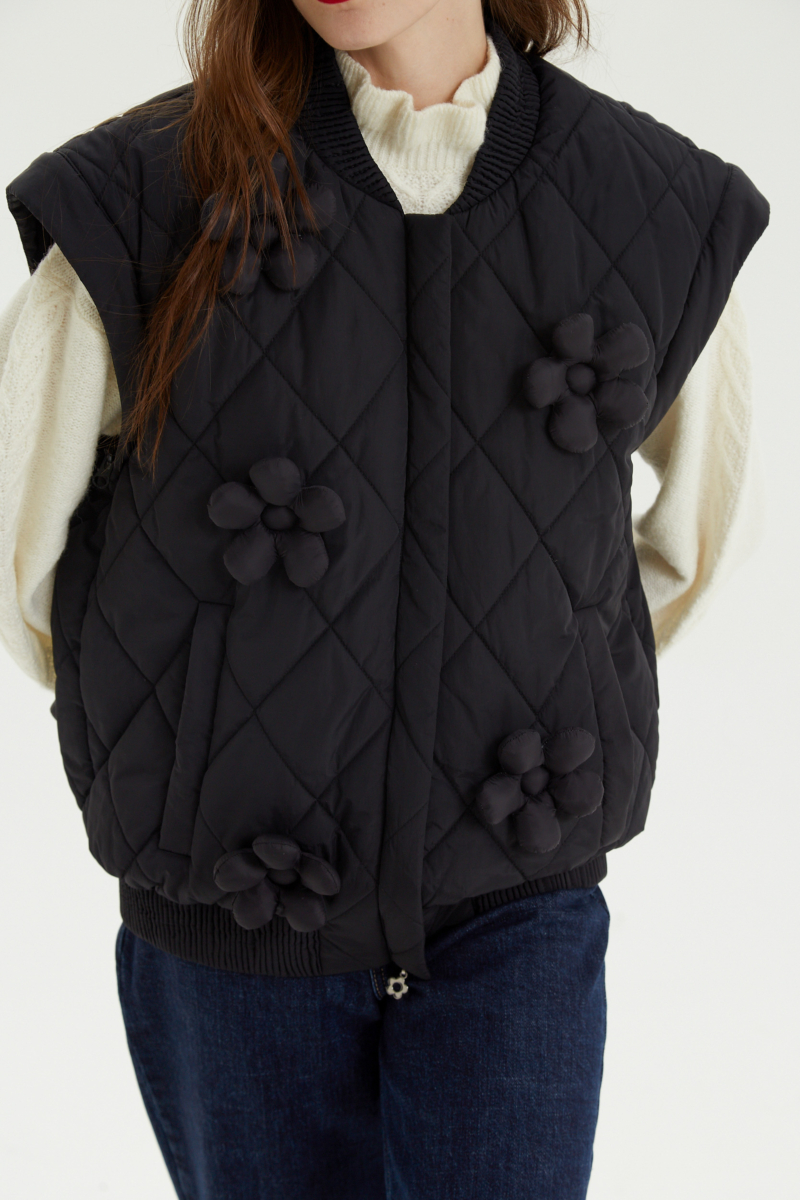 Campera matelaseada con apliques 3D de flores puffer, cuello y puños de ribb, cierre doble camino y mangas desmontables. 