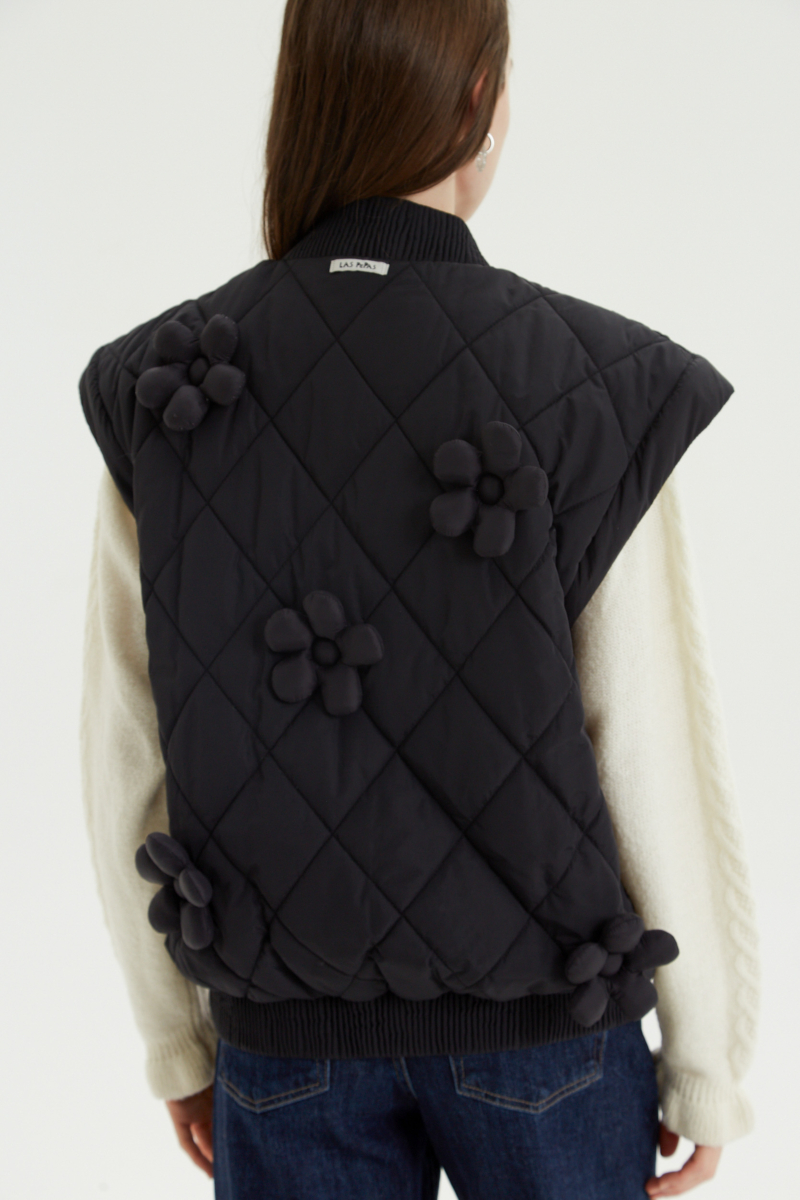 Campera matelaseada con apliques 3D de flores puffer, cuello y puños de ribb, cierre doble camino y mangas desmontables. 