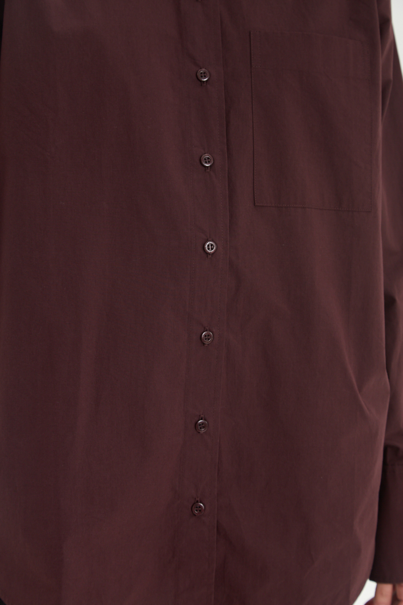 Camisa uva oversize de poplín de algodón larga por debajo de la cadera con bolsillo aplicado al frente, tabla en la espalda y botones a tono.