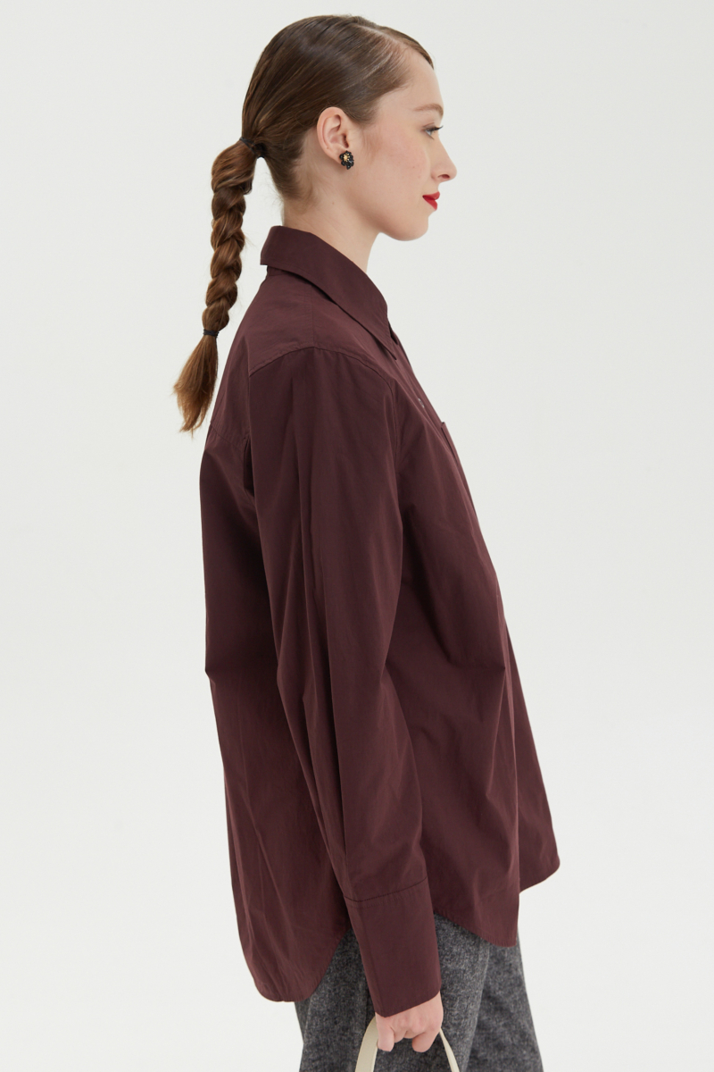 Camisa uva oversize de poplín de algodón larga por debajo de la cadera con bolsillo aplicado al frente, tabla en la espalda y botones a tono.