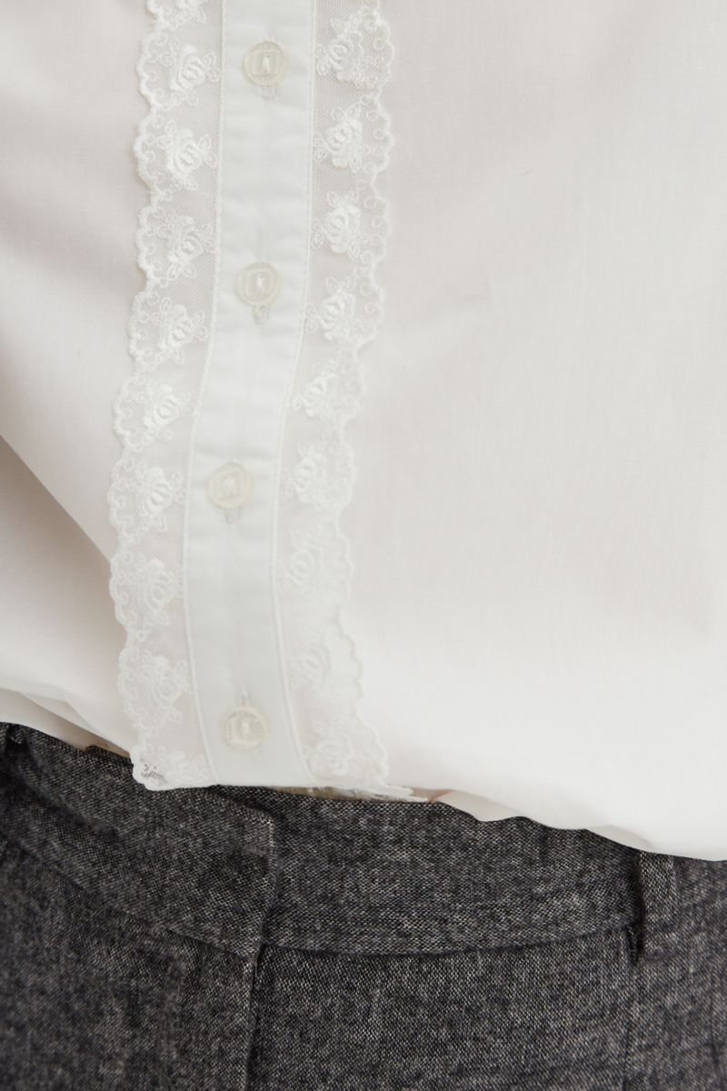 Camisa blanca de algodón recta con cuello mao y terminaciones de encaje en cuello, puños, cartera y canesú. 
