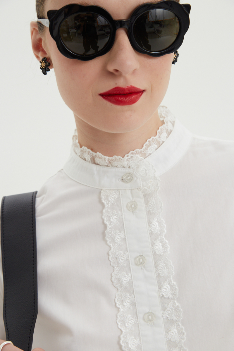 Camisa blanca de algodón recta con cuello mao y terminaciones de encaje en cuello, puños, cartera y canesú. 
