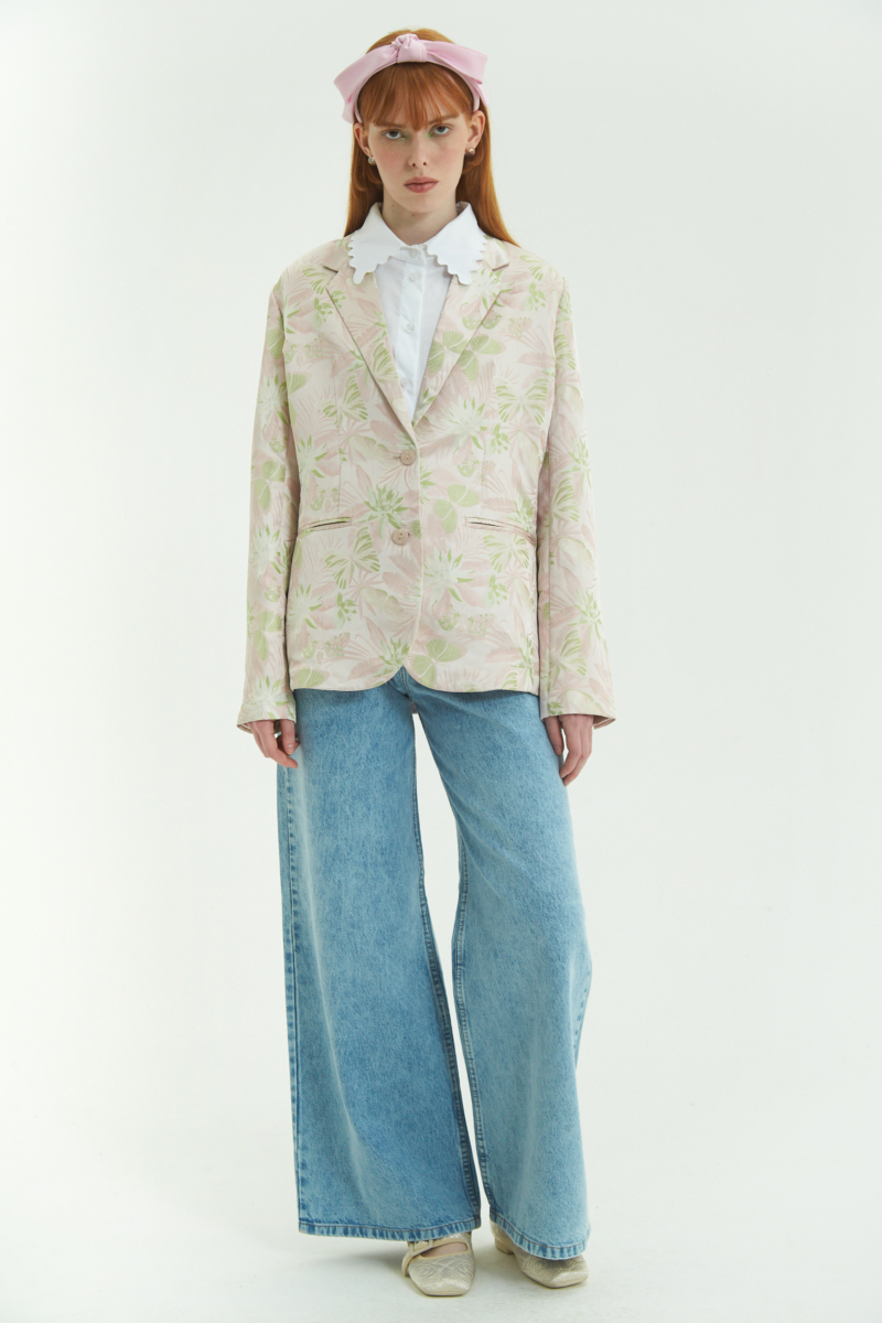 Saco rosa sastrero recto de jacquard satinado con hombreras, solapa con cruce recto y botones tornasolados. 
