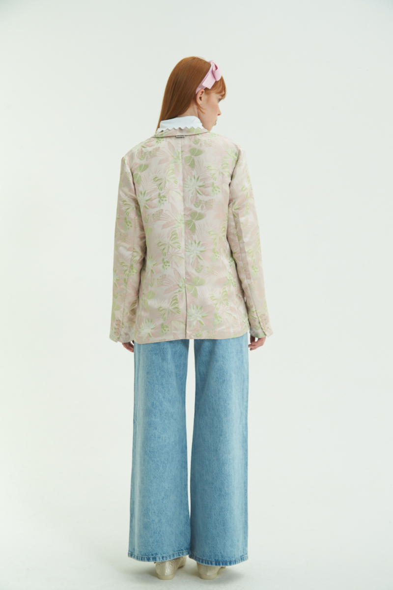 Saco rosa sastrero recto de jacquard satinado con hombreras, solapa con cruce recto y botones tornasolados. 
