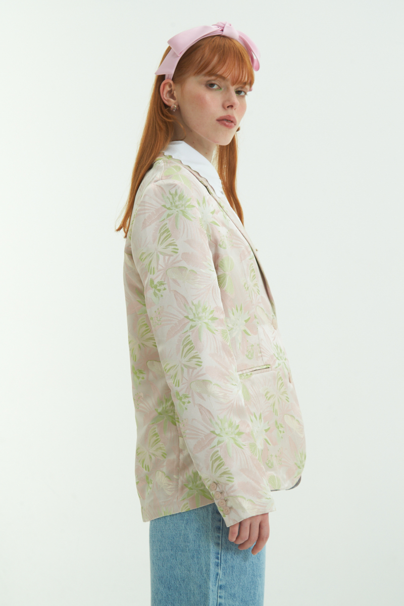 Saco rosa sastrero recto de jacquard satinado con hombreras, solapa con cruce recto y botones tornasolados. 
