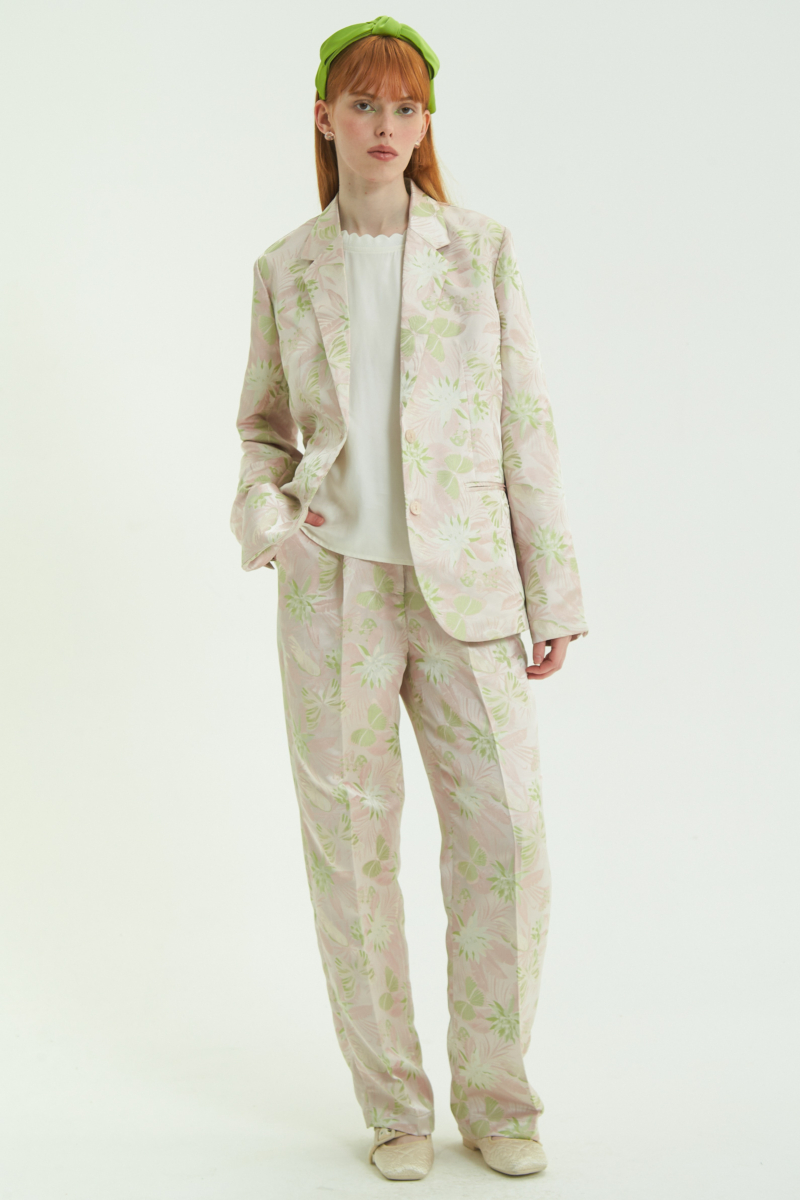 Saco rosa sastrero recto de jacquard satinado con hombreras, solapa con cruce recto y botones tornasolados. 

