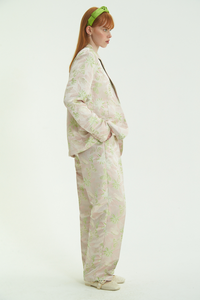 Saco rosa sastrero recto de jacquard satinado con hombreras, solapa con cruce recto y botones tornasolados. 
