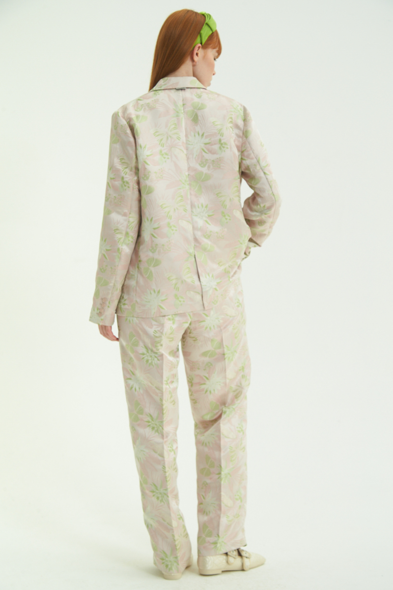 Saco rosa sastrero recto de jacquard satinado con hombreras, solapa con cruce recto y botones tornasolados. 
