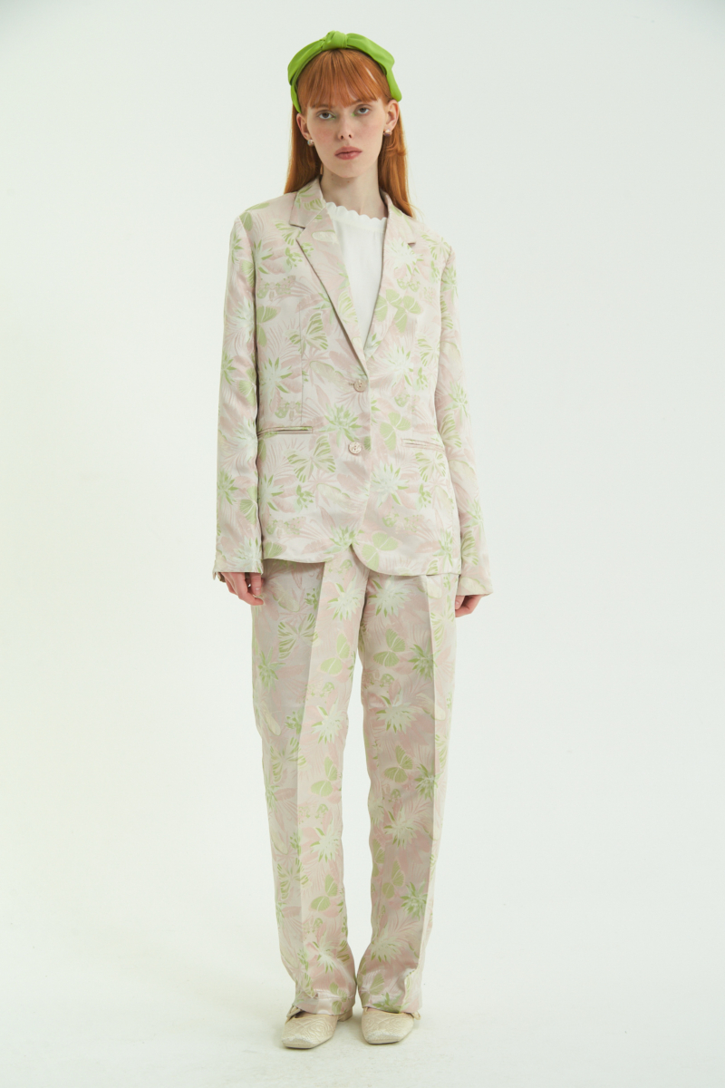 Saco rosa sastrero recto de jacquard satinado con hombreras, solapa con cruce recto y botones tornasolados. 
