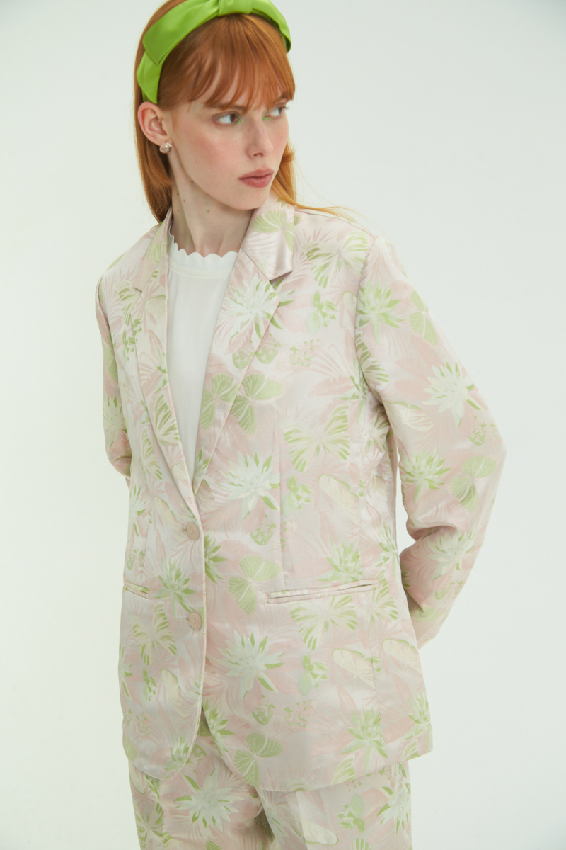 Saco rosa sastrero recto de jacquard satinado con hombreras, solapa con cruce recto y botones tornasolados. 
