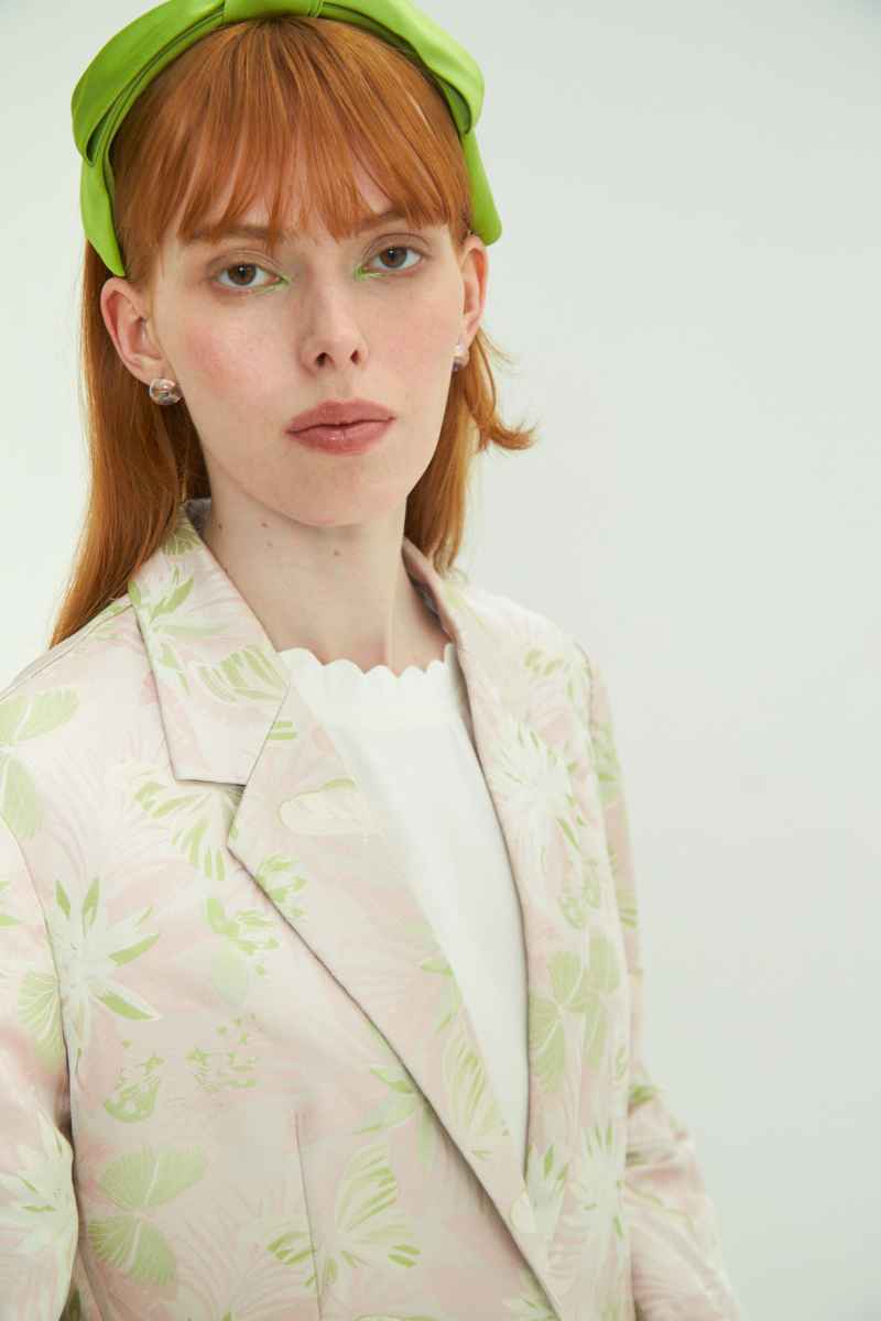 Saco rosa sastrero recto de jacquard satinado con hombreras, solapa con cruce recto y botones tornasolados. 
