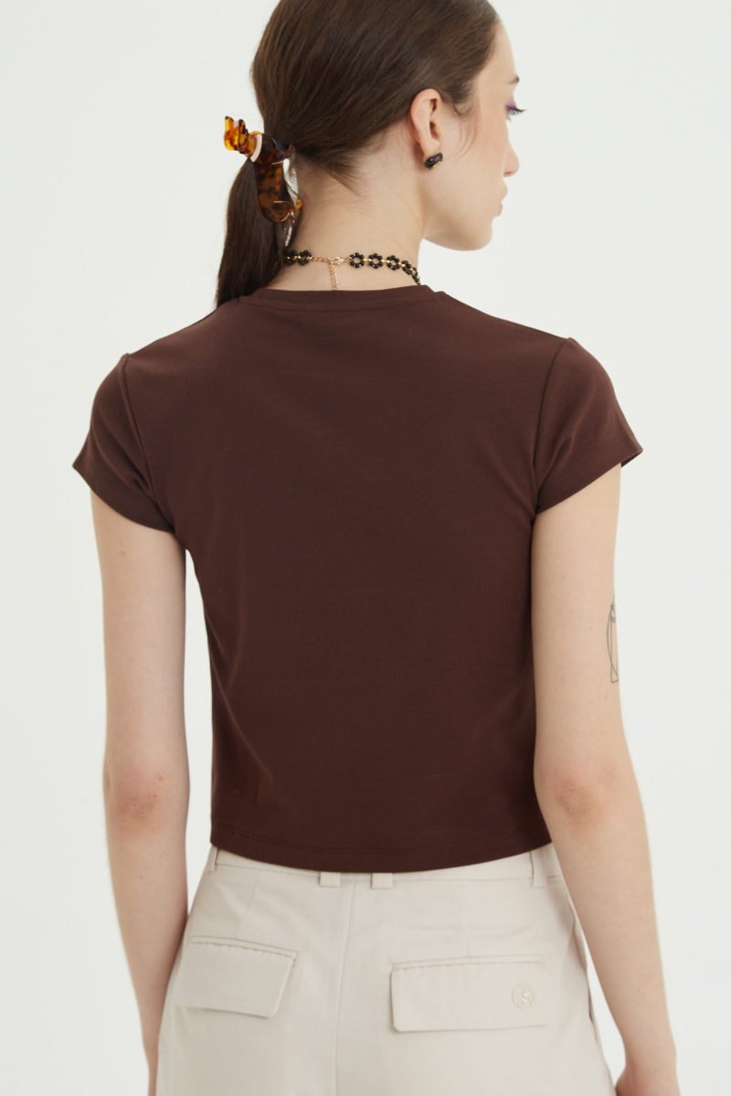 Remera marron manga corta de algodón elastizado al cuerpo, larga a la cintura y de cuello redondo con logo LP en vinilo velvet en el frente. 
