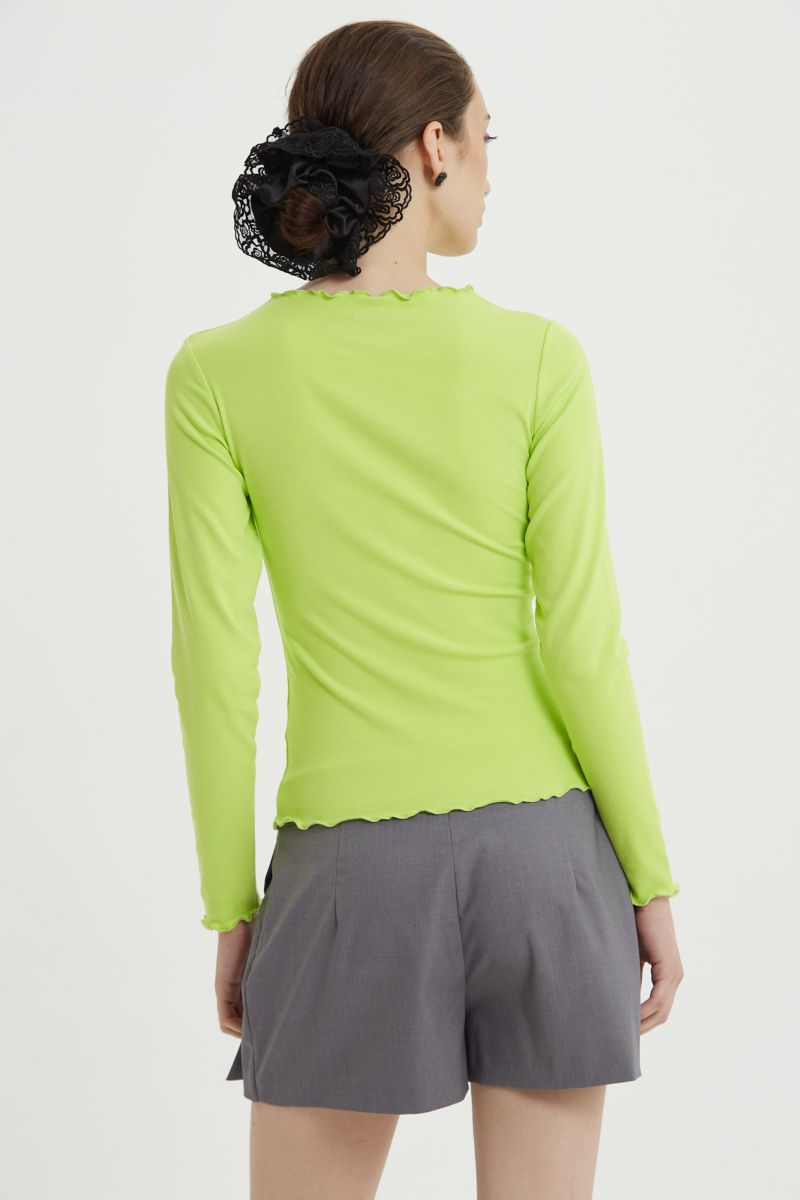 Short sastrero gris tiro bajo y corto con falda tableada superpuesta al frente y pinzas traseras.
