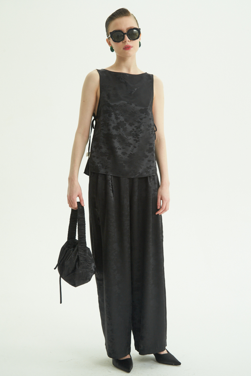 Pantalón negro amplio tiro alto satinado de jacquard con motivo floral y cintura elastizada con pliegues.