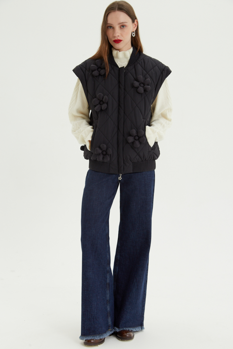 Campera matelaseada con apliques 3D de flores puffer, cuello y puños de ribb, cierre doble camino y mangas desmontables. 