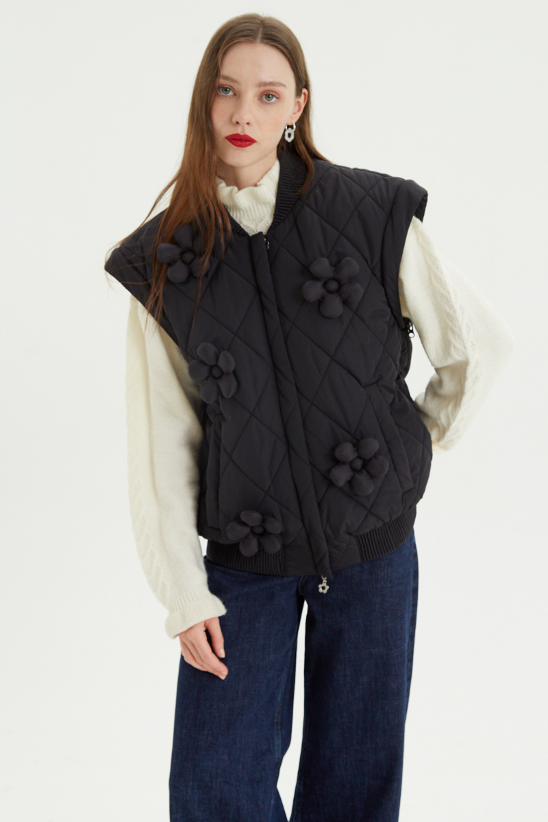 Campera matelaseada con apliques 3D de flores puffer, cuello y puños de ribb, cierre doble camino y mangas desmontables. 