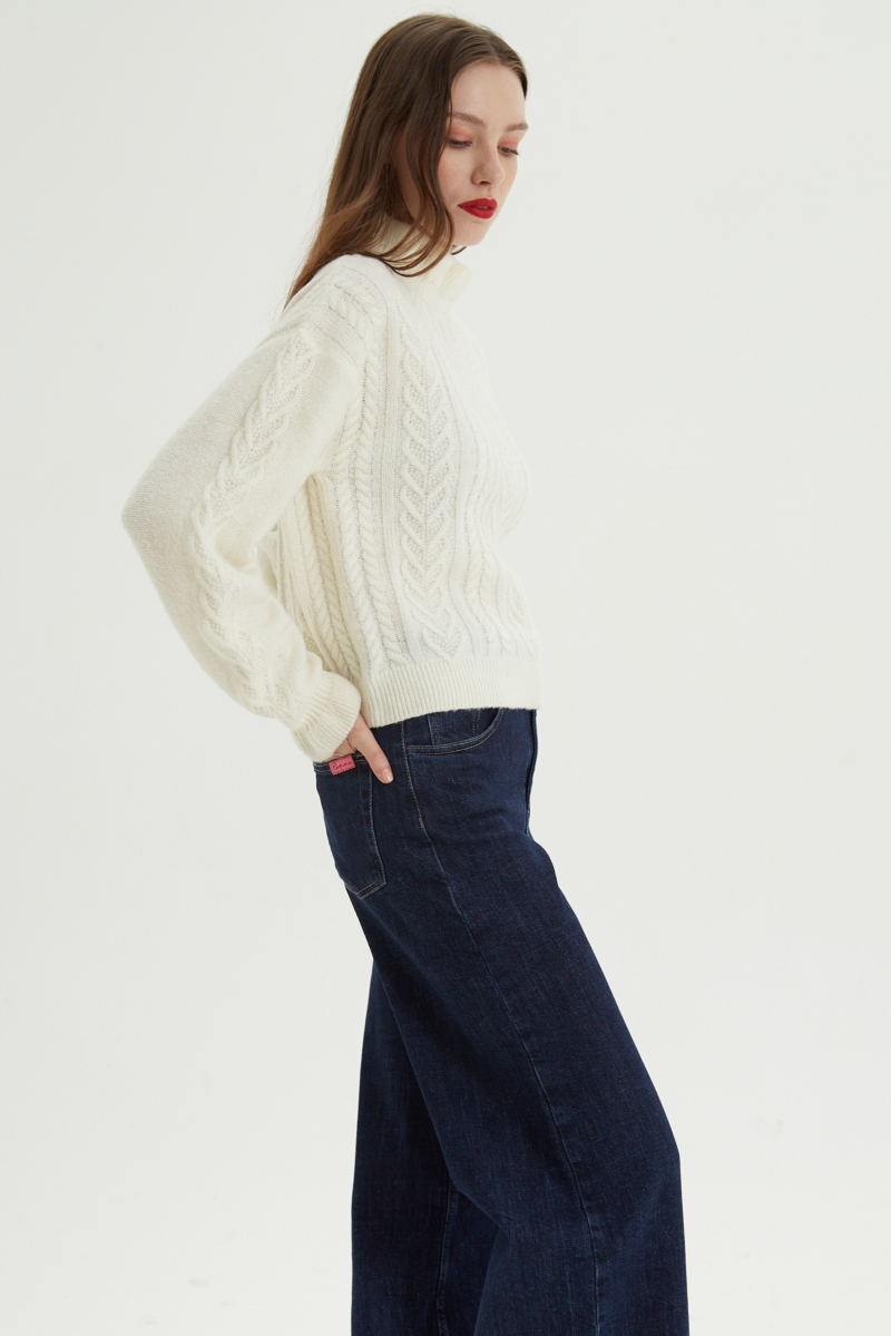 Sweater trenzado con cuello y puños de ribb con frunces. 