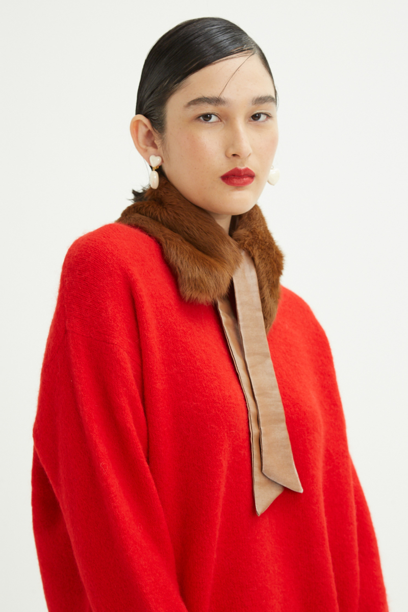 Sweater de lana y alpaca con cuello redondo y fit suelto. 