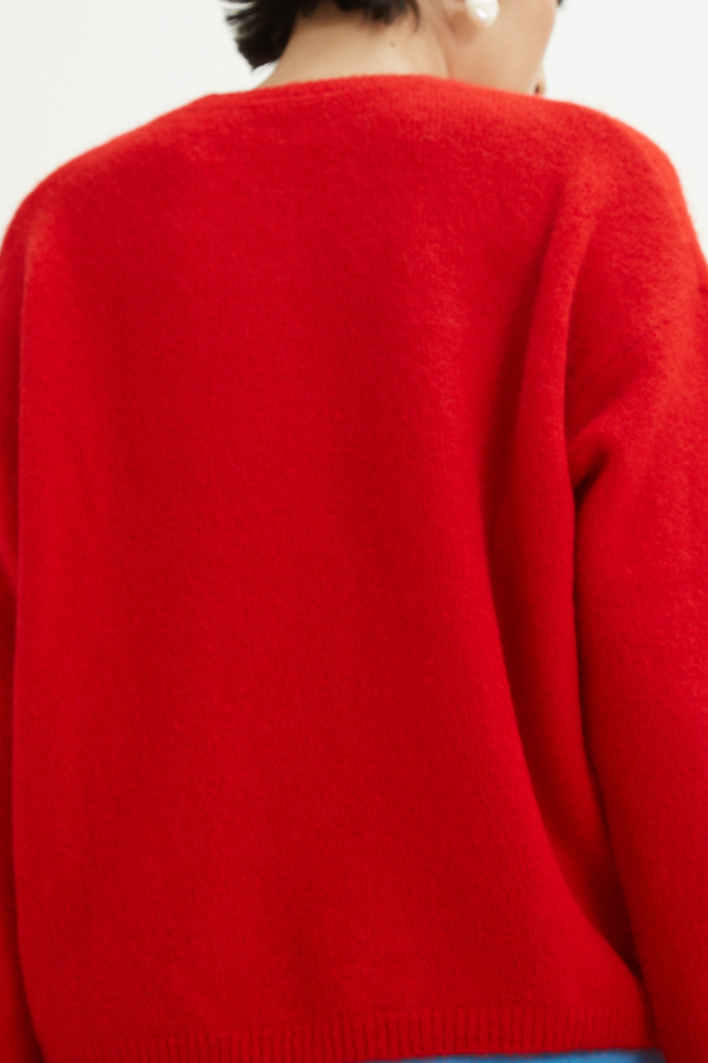 Sweater de lana y alpaca con cuello redondo y fit suelto. 