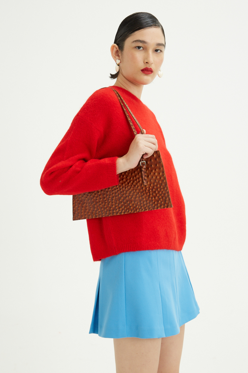 Sweater de lana y alpaca con cuello redondo y fit suelto. 