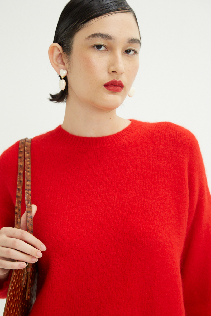 Sweater de lana y alpaca con cuello redondo y fit suelto. 