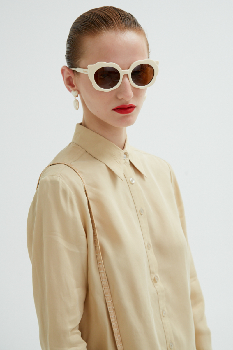 Camisa beige de calce recto y puños anchos con textura suave de piel de durazno. 
