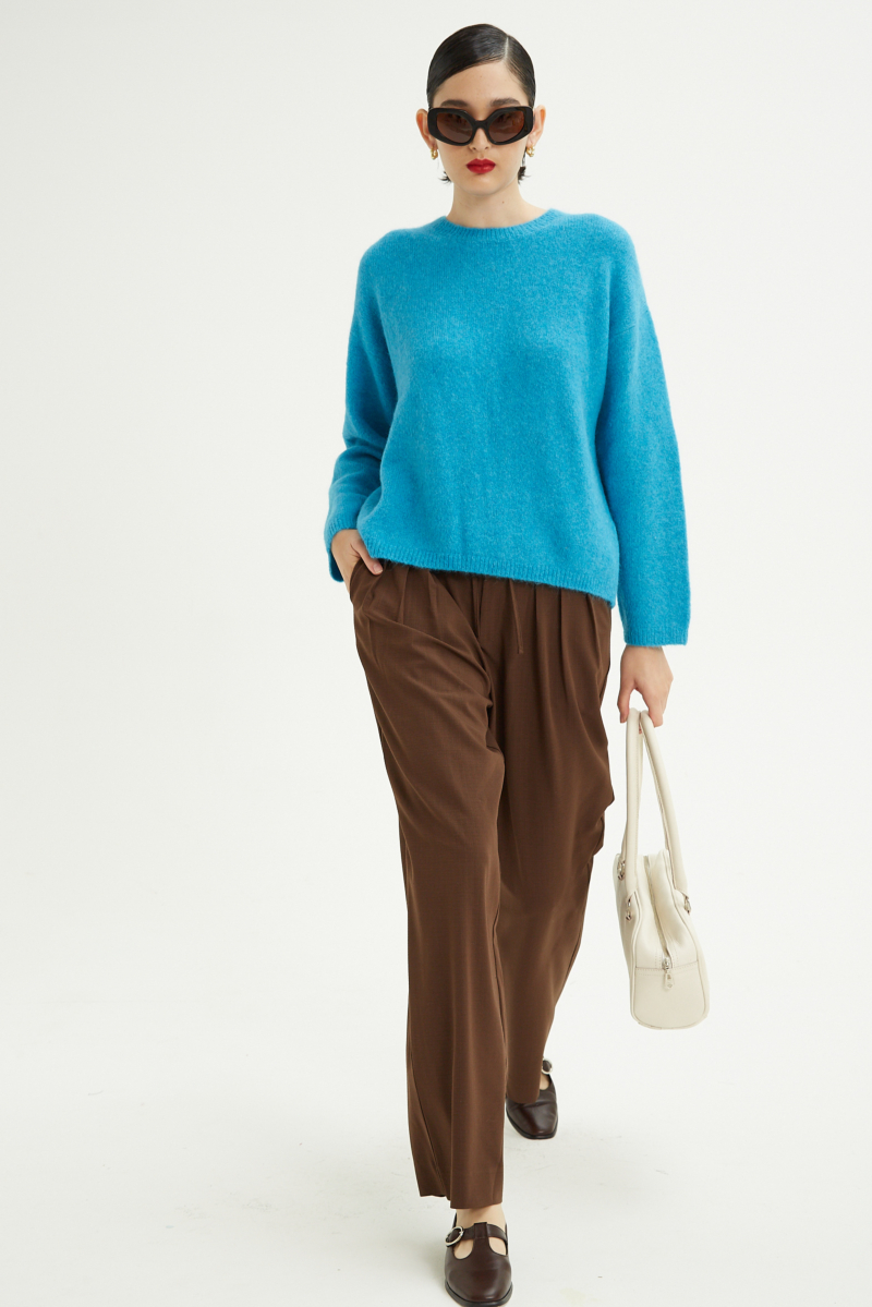 Sweater de lana y alpaca con cuello redondo y fit suelto. 
