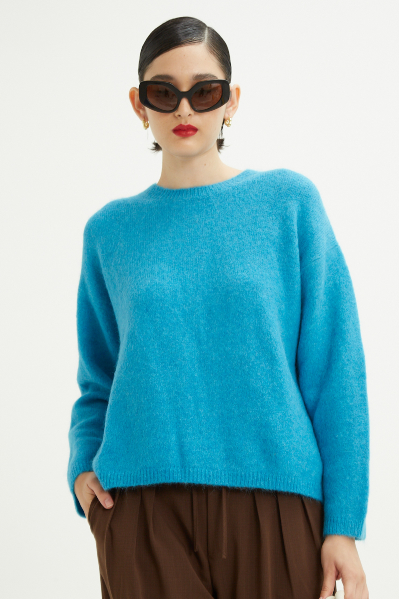 Sweater de lana y alpaca con cuello redondo y fit suelto. 