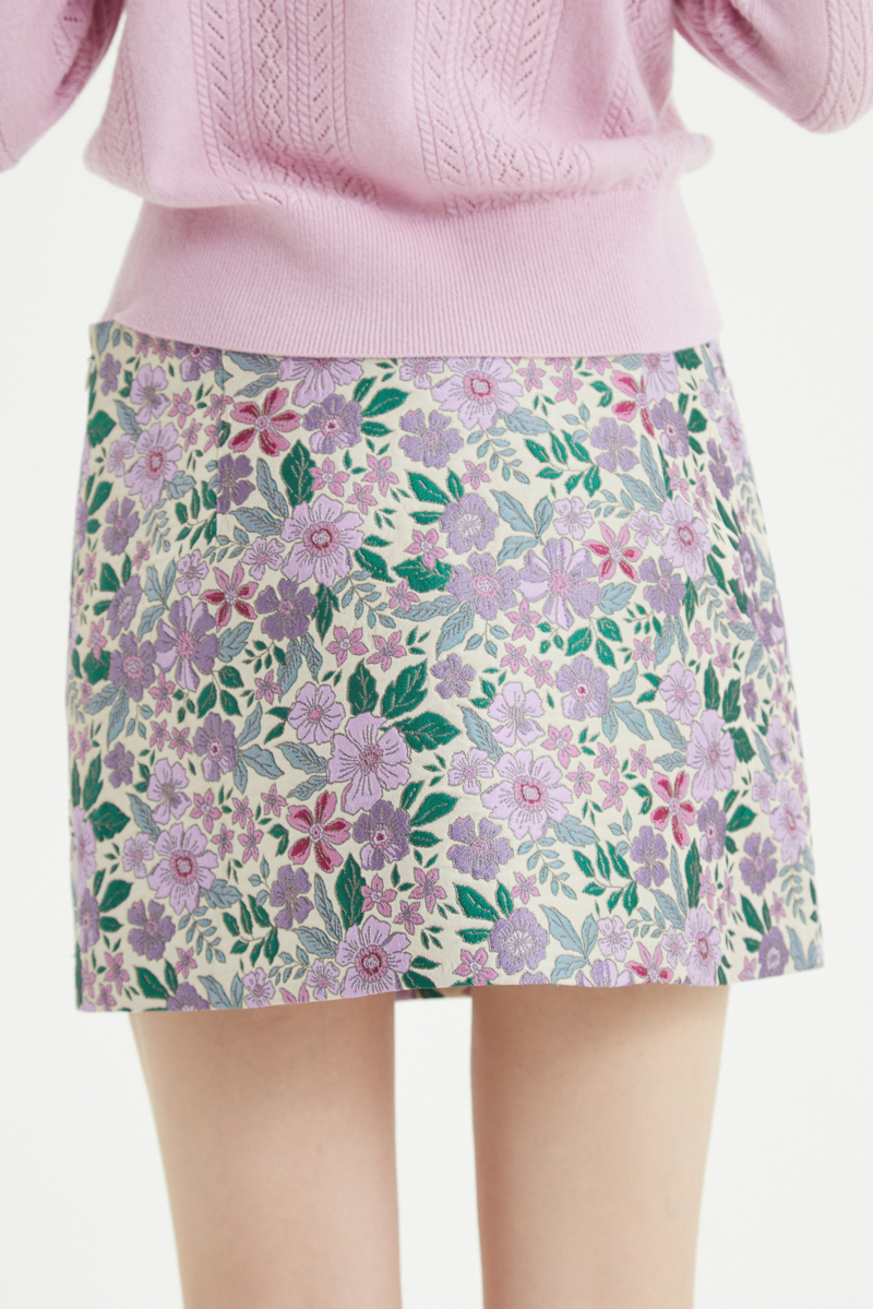 Mini falda tiro medio de brocato jacquard floreado con pinzas traseras y cierre invisible lateral. 
