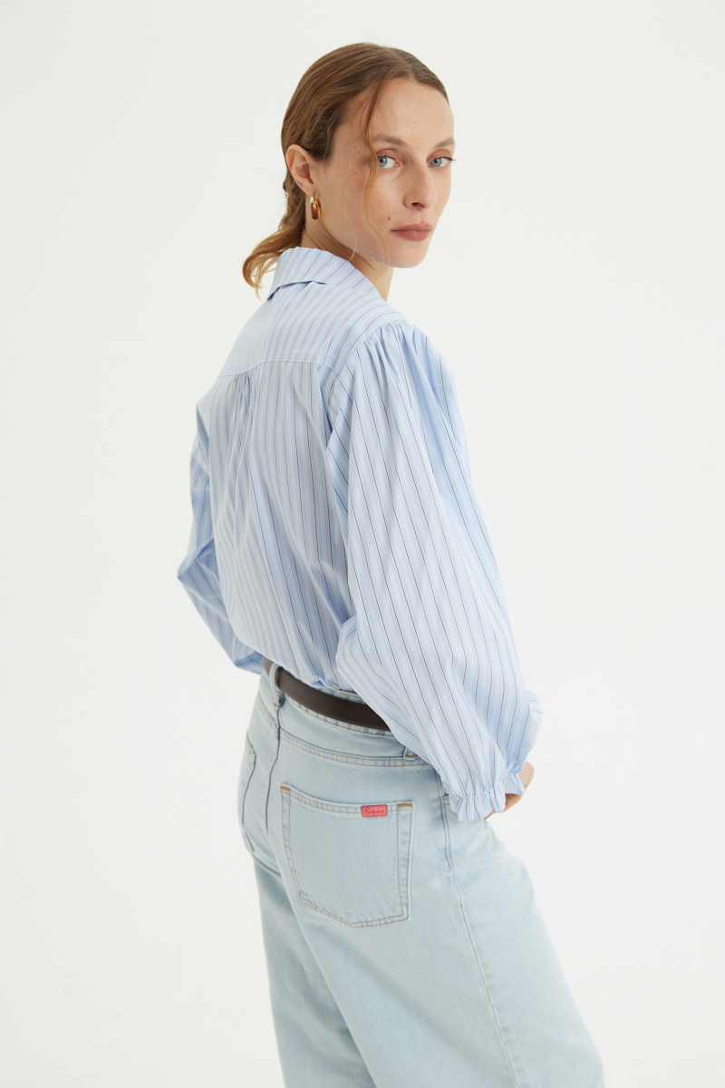 Camisa rayada de algodón recta con mangas amplias y cartera con volados. 