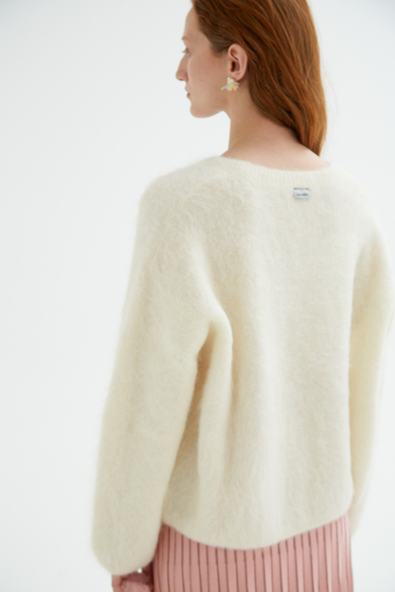 Sweater de lana y alpaca con cuello redondo y fit suelto. 