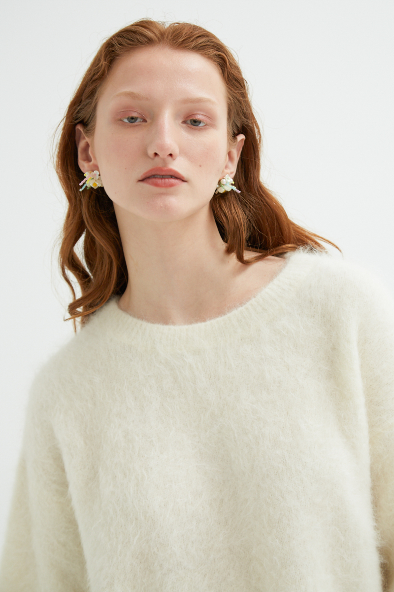 Sweater de lana y alpaca con cuello redondo y fit suelto. 