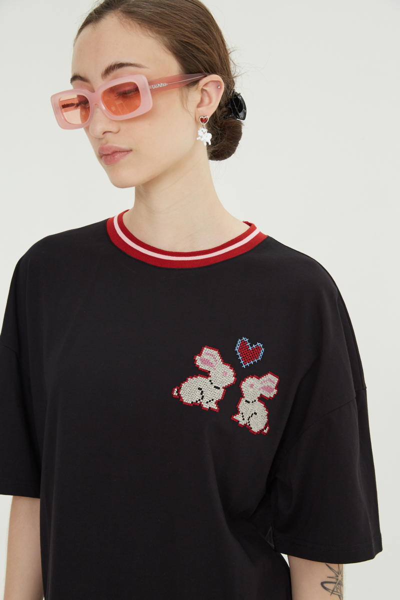 Remera oversize de algodón con bordado en punto cruz al frente y estampa en la espalda. 
