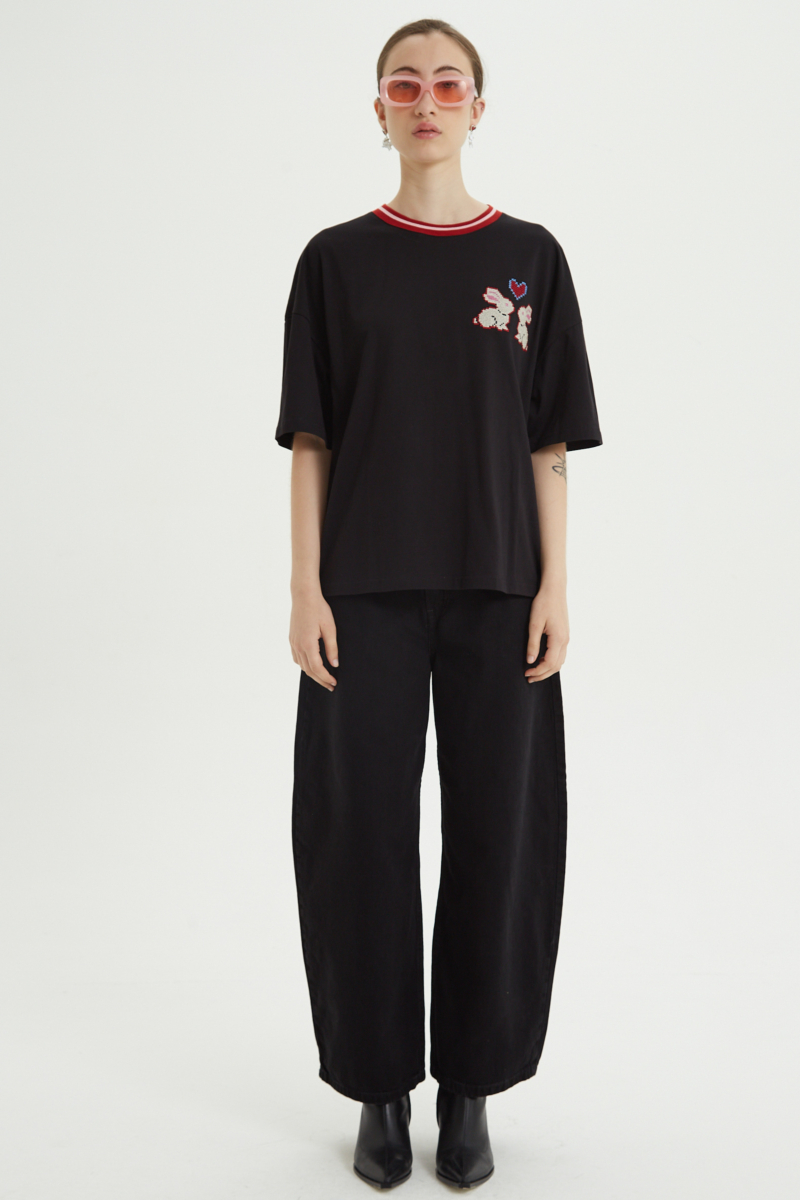 Remera oversize de algodón con bordado en punto cruz al frente y estampa en la espalda. 
