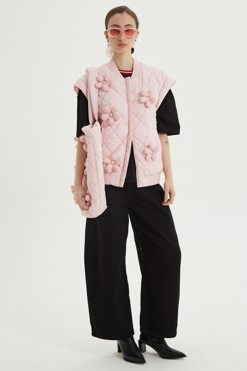 Campera matelaseada con apliques 3D de flores puffer, cuello y puños de ribb, cierre doble camino y mangas desmontables. 