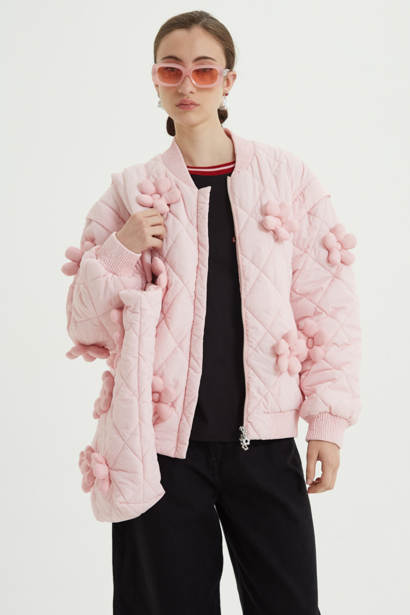 Campera matelaseada con apliques 3D de flores puffer, cuello y puños de ribb, cierre doble camino y mangas desmontables. 