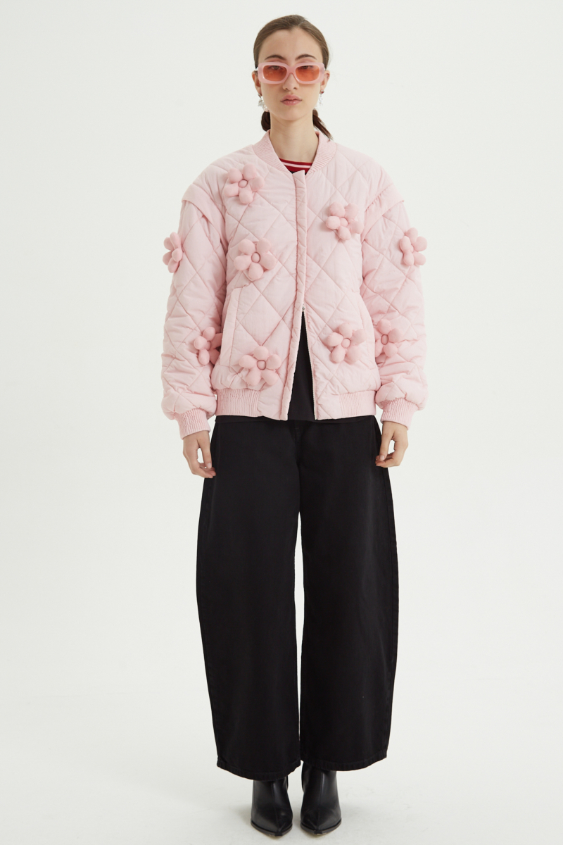 Campera matelaseada con apliques 3D de flores puffer, cuello y puños de ribb, cierre doble camino y mangas desmontables. 