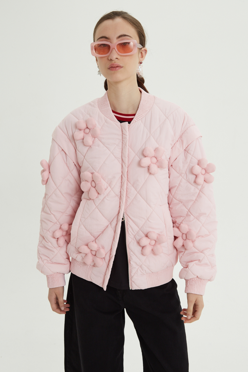 Campera matelaseada con apliques 3D de flores puffer, cuello y puños de ribb, cierre doble camino y mangas desmontables. 