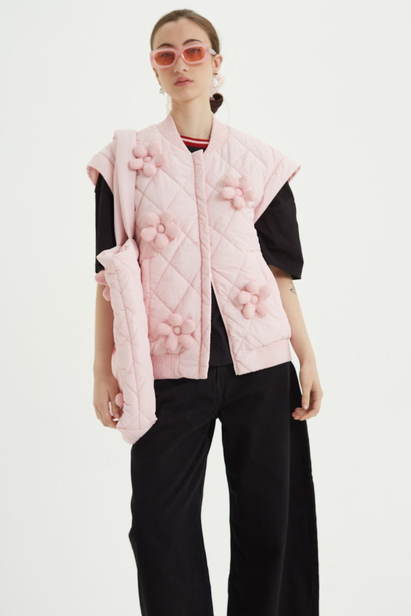 Campera matelaseada con apliques 3D de flores puffer, cuello y puños de ribb, cierre doble camino y mangas desmontables. 