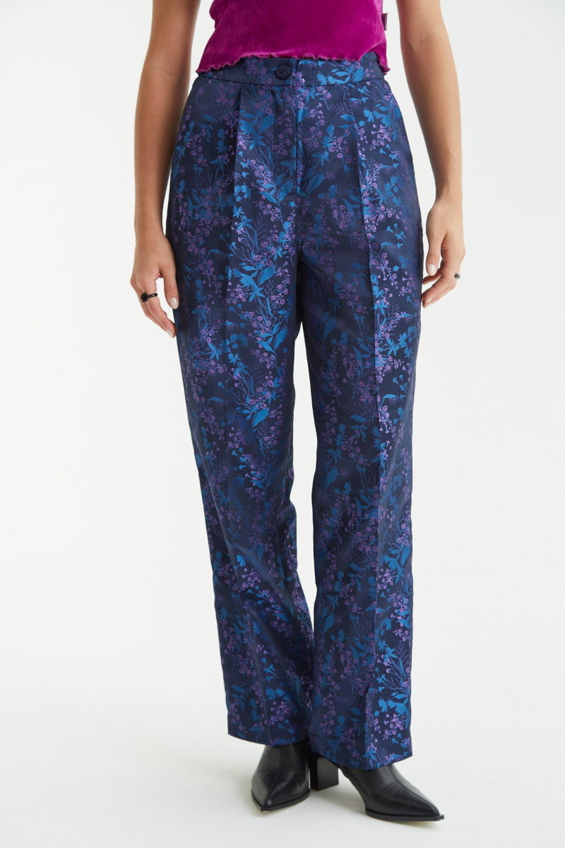 Pantalón azul sastrero tiro alto y recto confeccionado en jacquard satinado con motivo floral. 
