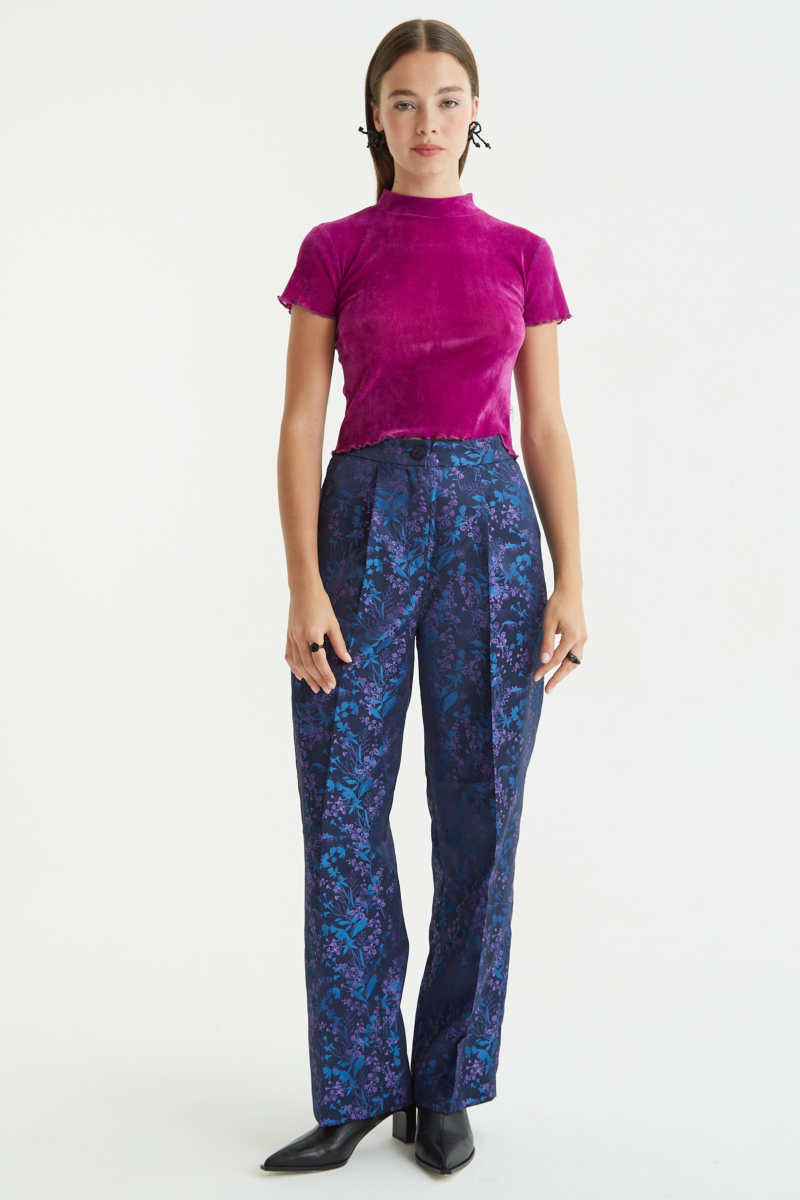 Pantalón azul sastrero tiro alto y recto confeccionado en jacquard satinado con motivo floral. 
