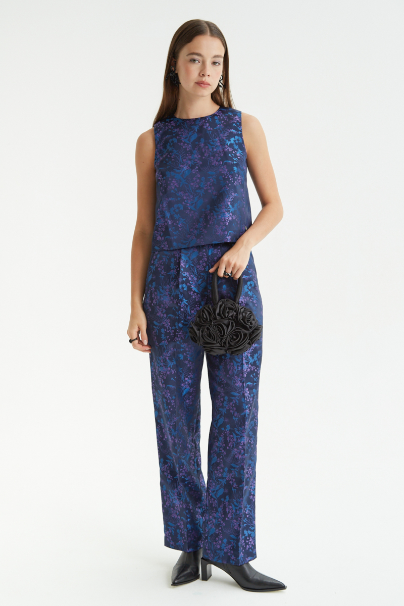 Top sin mangas satinado de jacquard con motivo floral, recto con cuello redondo y pinzas frontales de entalle. 