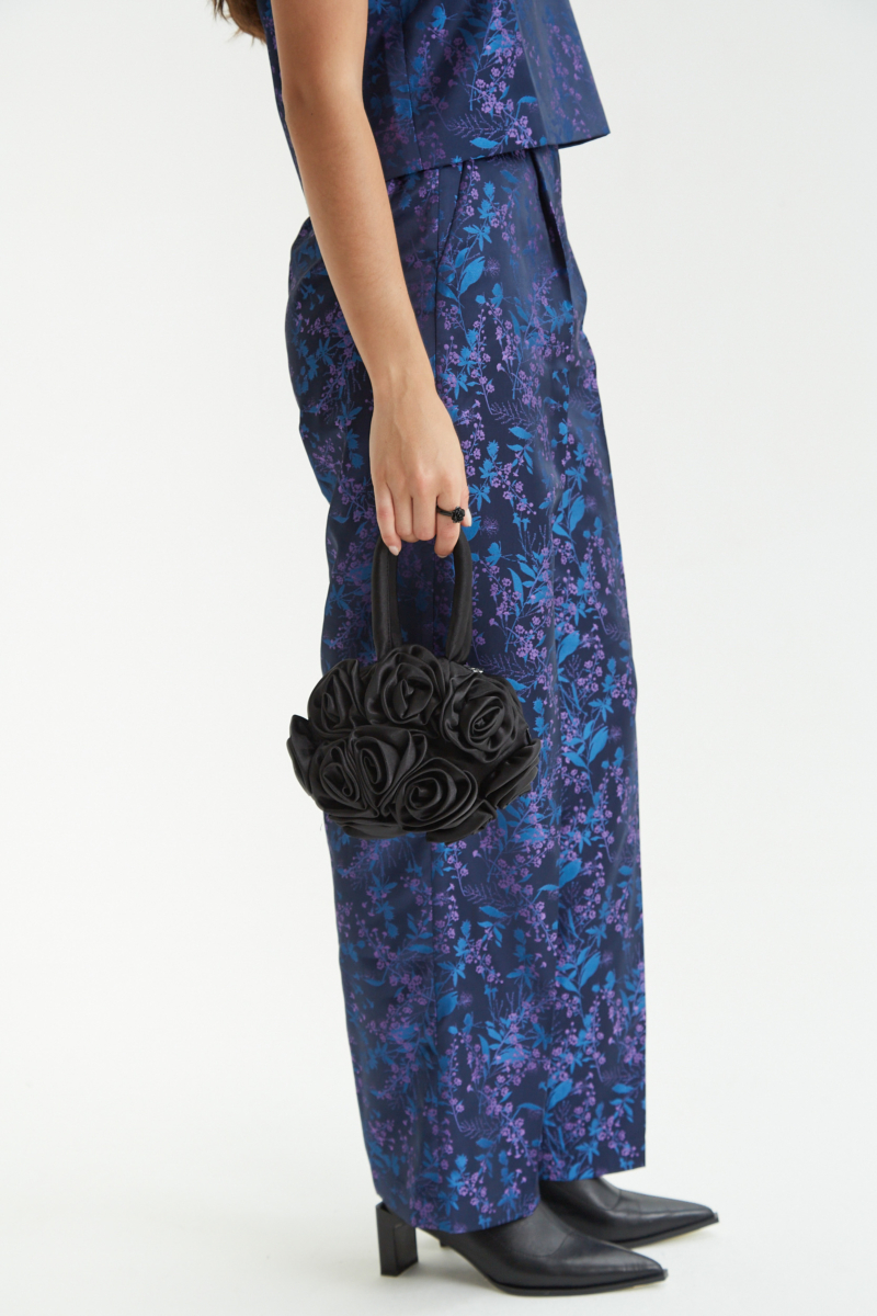 Pantalón azul sastrero tiro alto y recto confeccionado en jacquard satinado con motivo floral. 

