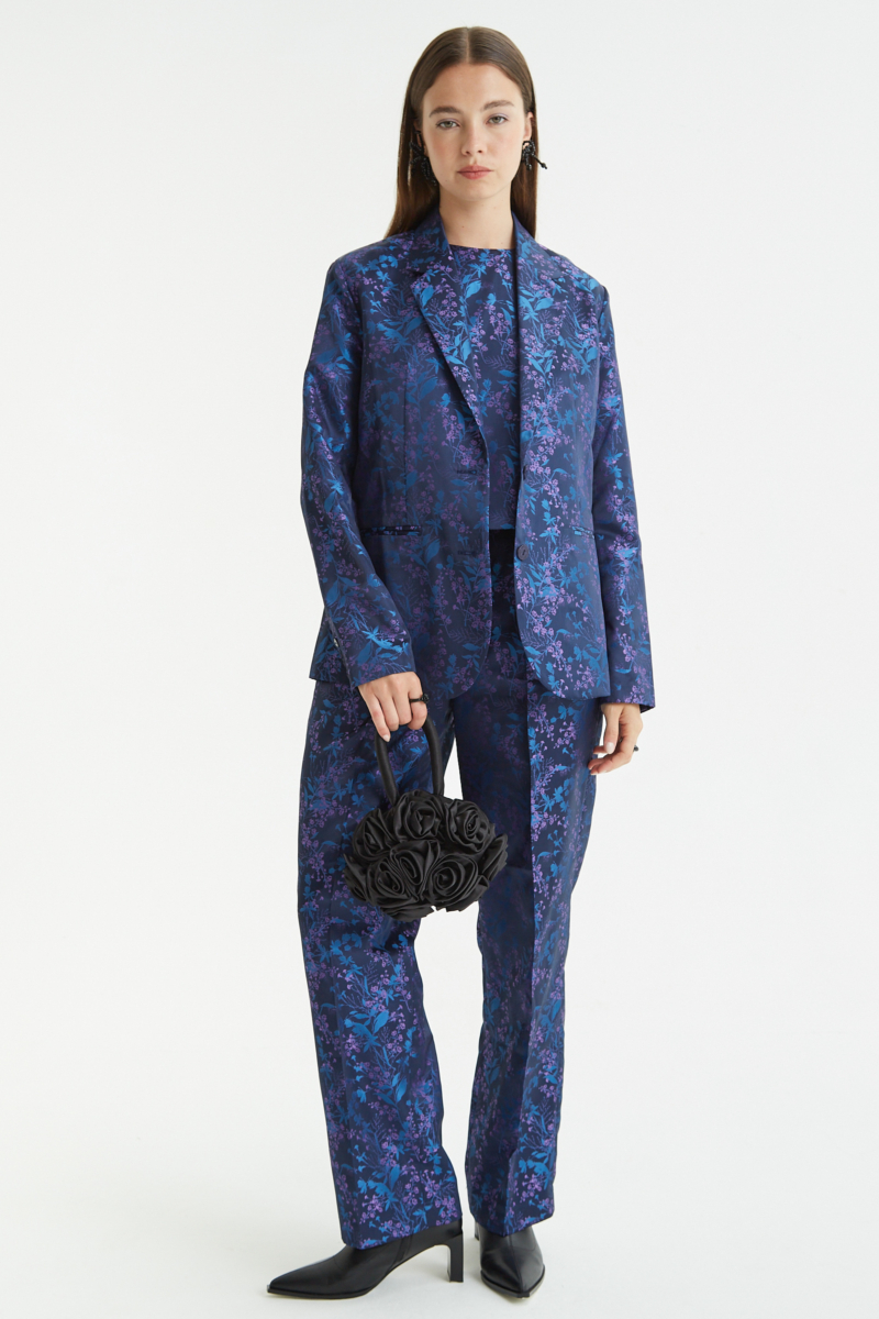 Pantalón azul sastrero tiro alto y recto confeccionado en jacquard satinado con motivo floral. 

