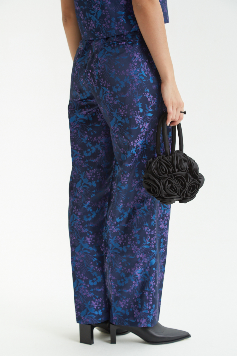 Pantalón azul sastrero tiro alto y recto confeccionado en jacquard satinado con motivo floral. 
