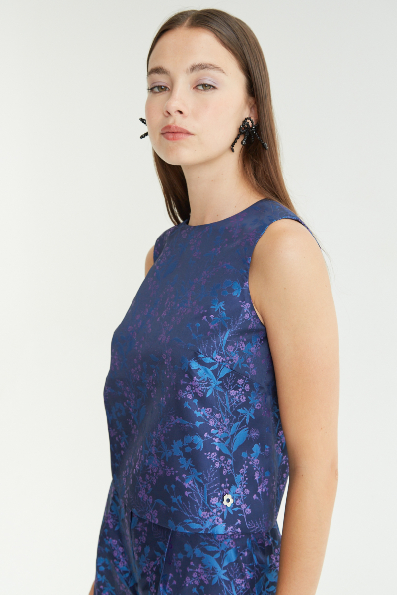 Top sin mangas satinado de jacquard con motivo floral, recto con cuello redondo y pinzas frontales de entalle. 