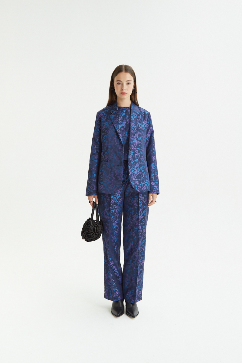 Pantalón azul sastrero tiro alto y recto confeccionado en jacquard satinado con motivo floral. 
