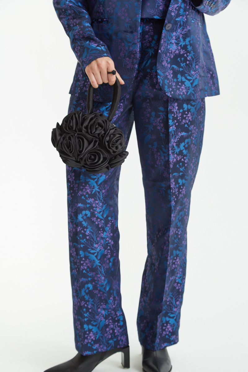Pantalón azul sastrero tiro alto y recto confeccionado en jacquard satinado con motivo floral. 

