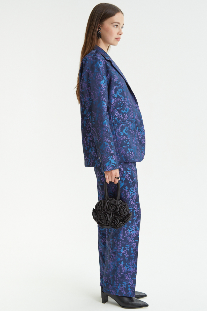 Pantalón azul sastrero tiro alto y recto confeccionado en jacquard satinado con motivo floral. 
